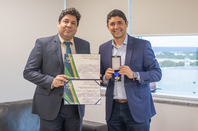 Ministro da CGU recebe medalha Amicus Fiscus da Receita Federal do Brasil