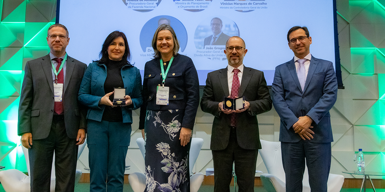 Ministro recebe medalha de Direito e Cidadania durante do I Congresso Nacional de Dívida Ativa