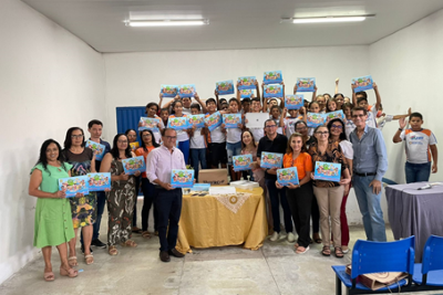 Leonino Gomes e Antônio Edilberto (NAOP) na solenidade com secretário de Educação, diretora da Escola e estudantes.png