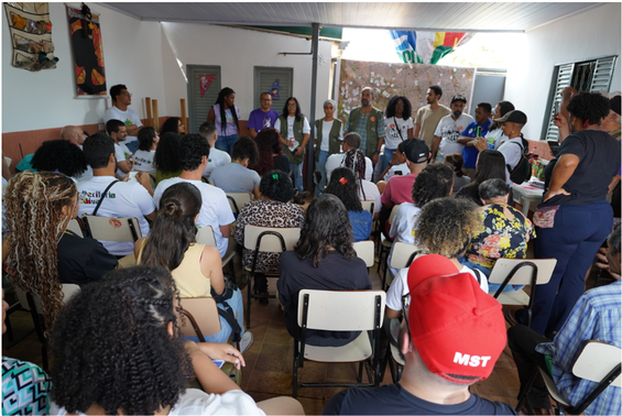 Pesquisadores populares do trecho 2 e 3 do Sol Nascente apresentam o trabalho de coleta de dados sobre  ”histórico de desastres próximo a residências”. (Foto: Leandro Vaz)