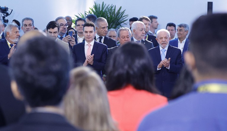 Na foto o ministro Jader Filho acompanhado do presidente Lula e outras pessoas na cerimônia de abertura do 99º ENIC