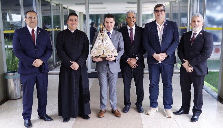 Na foto o ministro das cidades segura a estátua Peregrina de Nossa Senhora de Nazaré ao lado do padre Rafael e outros.