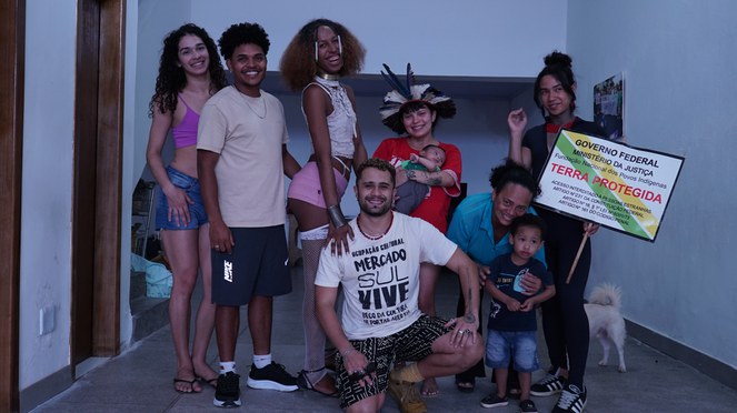 Na foto grupo de pessoas da Casa de Onijá posam para a foto