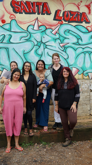 Na foto seis integrantes do Mulheres Poderosas de Santa Luzia, com uma delas segurando um bebê, posam para foto