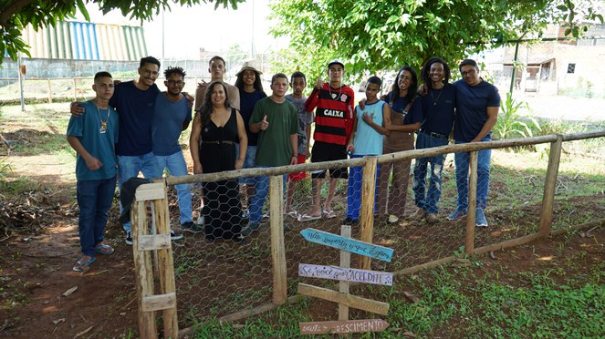 Na foto a equipe de 13 pessoas do Projeto Prato Verde Sustentável posam para a foto próximo a uma horta