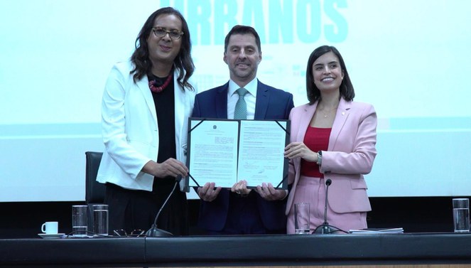 Ao lado da presidente da Frente Parlamentar dos Centros Urbanos, Tabata Amaral (à direita), e da coordenadora da Frente, Duda Salabert (à esquerda), o secretário Carlos Tomé Junior assinou a carta de intenção. - Foto: Thiago Krawczyk / MCid