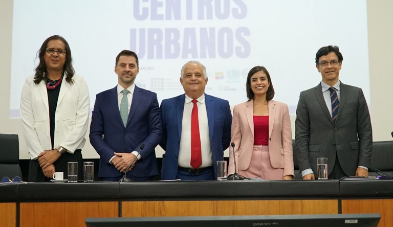 Na foto o secretário Nacional de Desenvolvimento Urbano e Metropolitano, Carlos Tomé Junior, na cerimônia de abertura da Semana de Urbanismo ao lado de outras lideranças