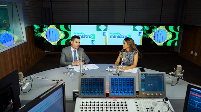 Na foto o ministro falando durante a entrevista ao lado da entrevistadora