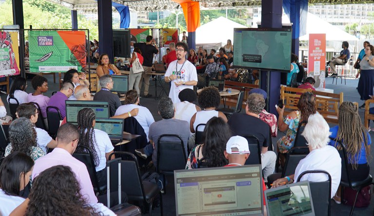 Na foto palestrante instrui os participantes em uma das oficinas formativas na Torre de TV