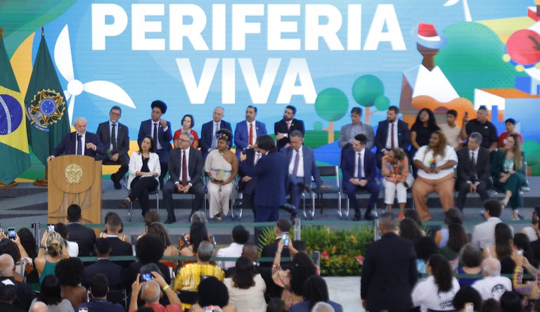 Na foto o presidente Lula discursa durante o lançamento do programa Periferia Viva