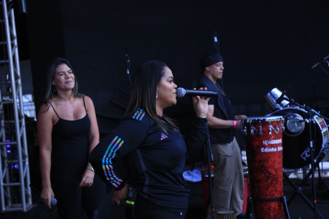 Na foto Ellen, Aninha e um percursionista