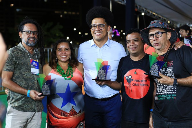 Na foto Joelson Ataíde, Tatá Marajó,  o secretário Guilherme Simões, Johnattan Correa e  Edimar Silva, posam com seus troféus em mãos