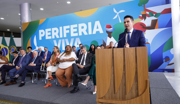 Na foto o ministro das cidades discursa a frente de outros ministros e secretários nacionais