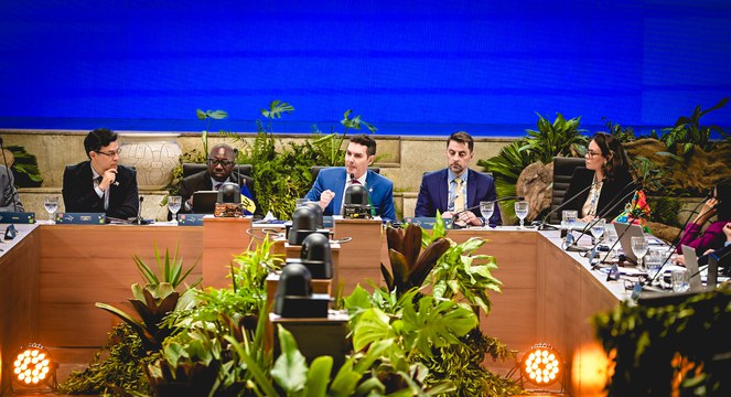 Na foto o ministro das Cidades e presidente do MINURVI explana durante a reunião