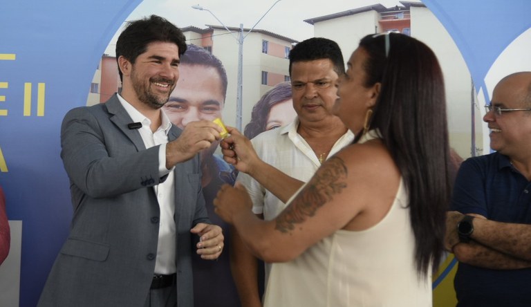 Na foto o Secretário Nacional de Habitação, Augusto Rabelo, entrega chaves à moradora