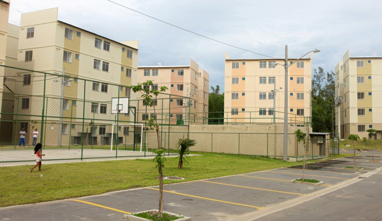 Na foto vista de prédios de residencial do MCMV