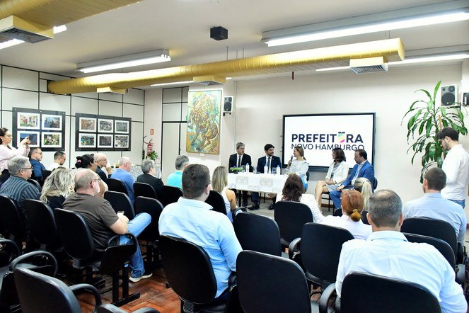 O secretário Nacional de Habitação, Augusto Rabelo, ao lado da prefeita Fátima Daudt durante a entrega. Crédito: Élvis Eliel dos Santos/PMNH