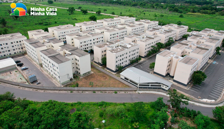 Na foto imagem panorâmica de residencial do MCMV