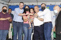 Mais de 200 famílias de baixa renda de Aparecida de Goiânia (GO) recebem as chaves da casa própria