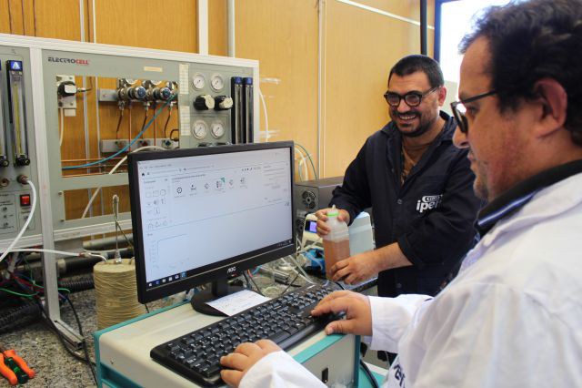 Protótipo desenvolvido no laboratório do IPEN/CNEN demonstrou que é possível extrairenergia elétrica alimentando células a combustível diretamente com caldo de cana-de-açúcar. (Ulysses Varela / IPEN-CNEN)