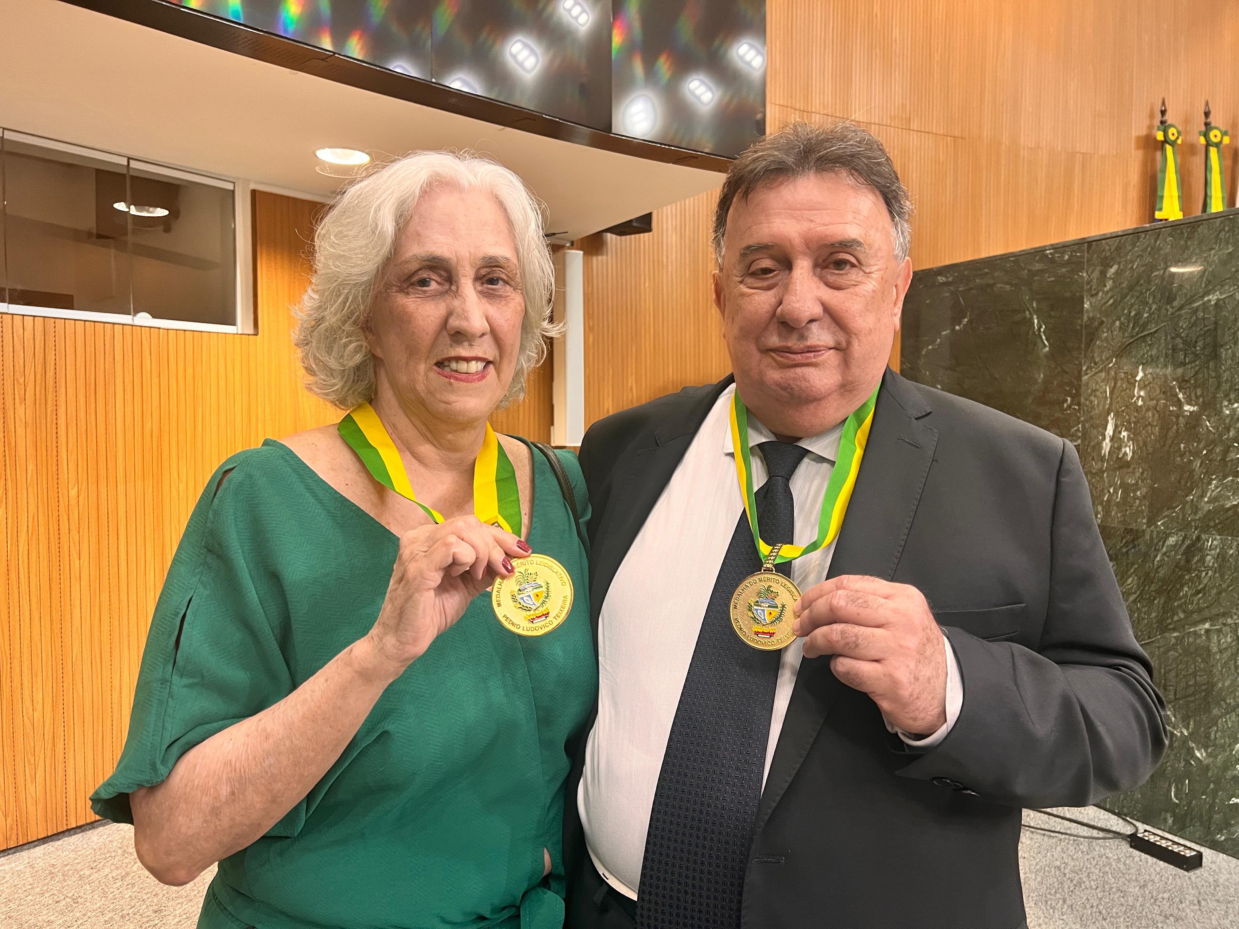 A médica Maria Paula Curado, voluntária no atendimento às vítimas, e o físico Walter Mendes, da CNEN, receberam Medalha “Pedro Ludovico Teixeira” (Foto: Ana Paula Freire/CNEN)