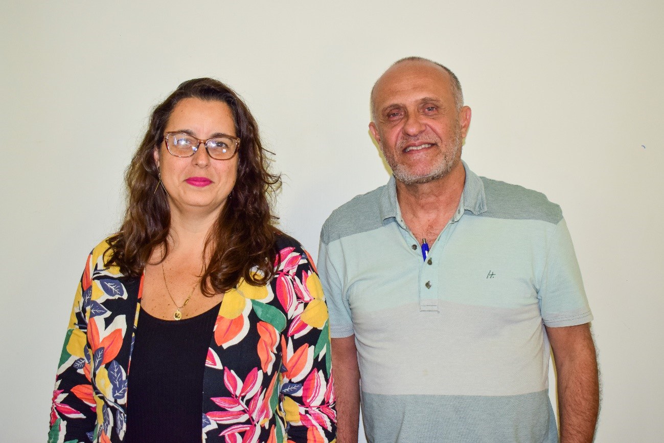 Pesquisadores Júlia Pereira e Antônio Carlos Mól, do Laboratório de Realidade Virtual do IEN/CNEN. (Foto: Gledson Júnior/IEN/CNEN)