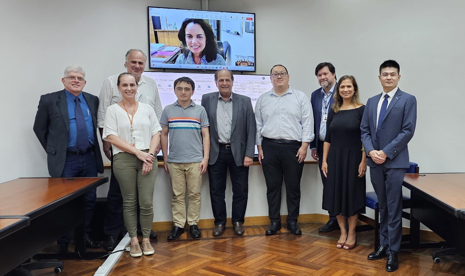 Comitiva chinesa recebida pelo presidente Rondinelli, o chefe de Gabinete Rogerio Mamao, os coordenadores das Aplicações das Radiações Ionizantes da CNEN, Gabriela Borsatto, e de Ciência e Tecnologia Nucleares, Leslie de Molnary, além do diretor do IEN/CNEN, Fabio Staude.