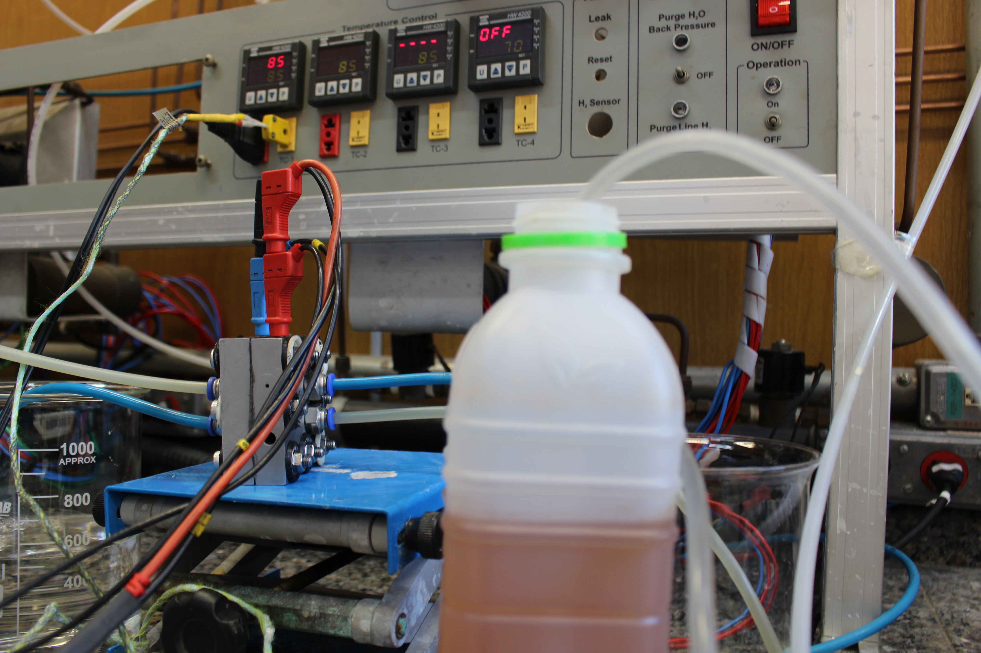 Processo real de geração de energia com caldo-de-cana de açúcar em laboratório.