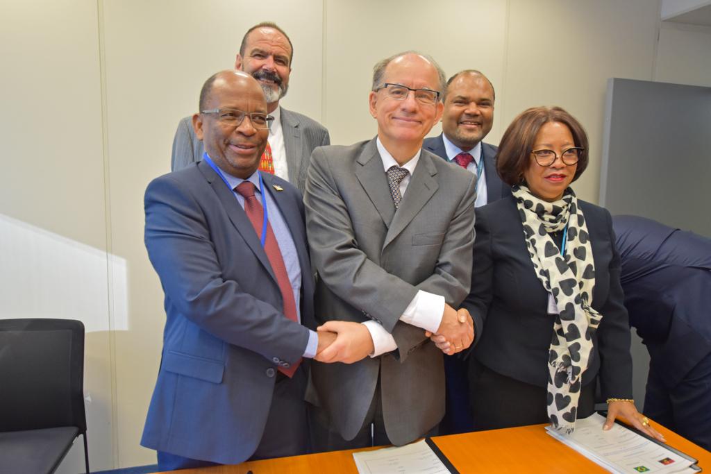 Foto 7a assinatura de acordo entre Brasil Angola e Moçambique no campo da cooperação técnica