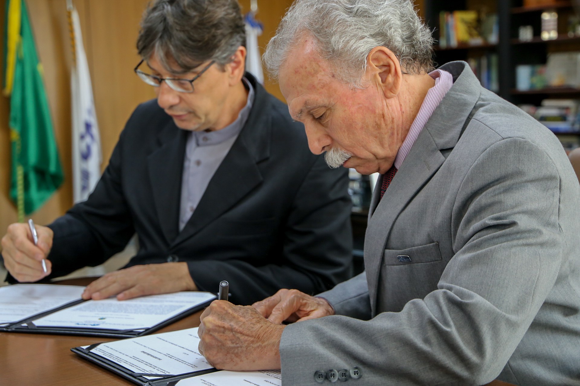 O presidente do IBGE, Marcio Pochmann e o presidente do CNPq, Ricardo Galvão, assinam o documento