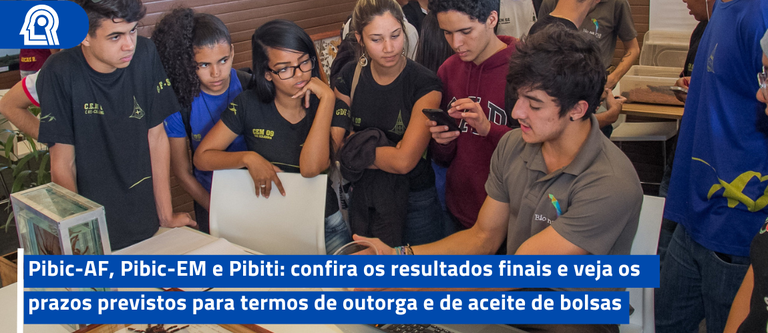 grupo de jovem reunidos em volta de uma mesa