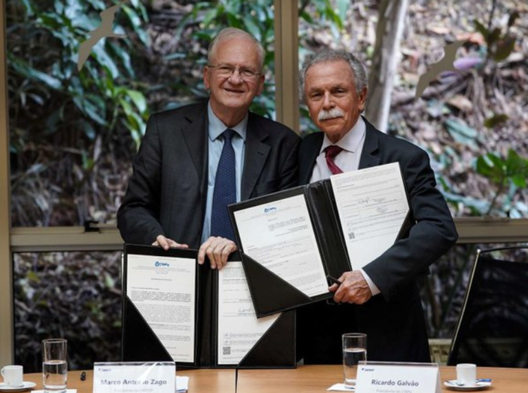 ao lado esquerdo o presidente do cnpq ricardo magnus galvão e a direita o presidente da fapesp marco antonio zago