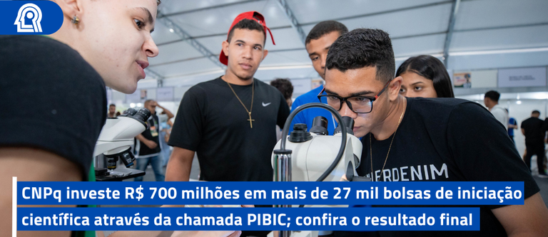 grupo de jovem fazendo uma análise num microscópio