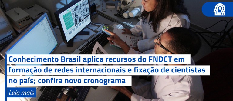 dois jovens cientistas analisando dados em um computador