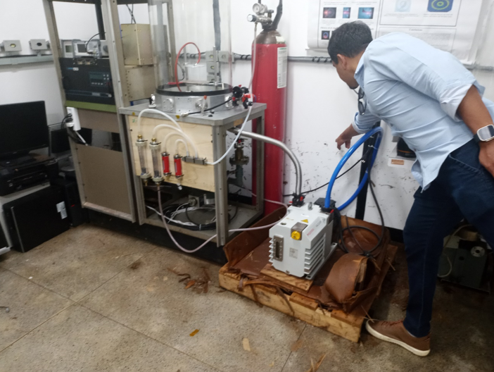 Na parede do laboratório, a indicação do nível em que a água subiu, cobrindo uma bomba e vácuo e outros instrumentos.