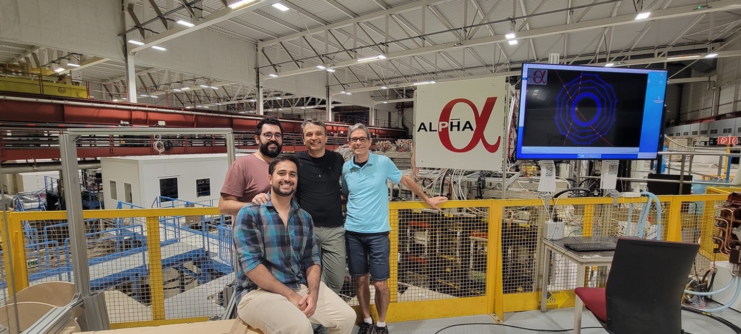 Representantes do grupo brasileiro – composto por Levi Oliveira Azevedo, Rodrigo Lage Sacramento, Álvaro Nunes de Oliveira e Cláudio Lenz Cesar, na foto, e Daniel de Miranda Silveira que não estava no CERN no dia desta foto 