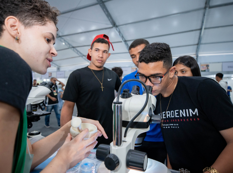 grupo de jovem fazendo uma análise num microscópio