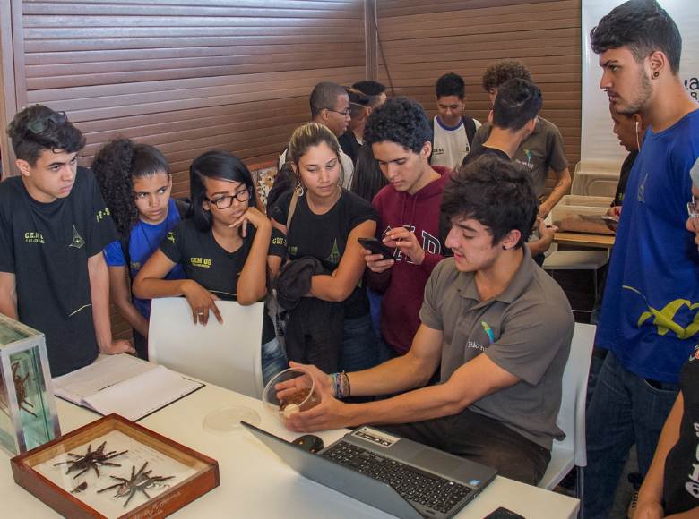 grupo de jovem reunidos em volta de uma mesa