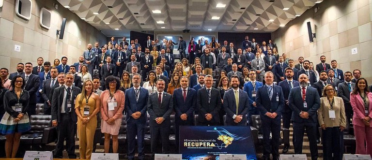 Imagem mostra participantes de evento da Rede Recupera no auditório do Ministério da Justiça