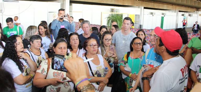 Neide Rodrigues é homenageada por participantes da 16ª Conferência Nacional de Saúde