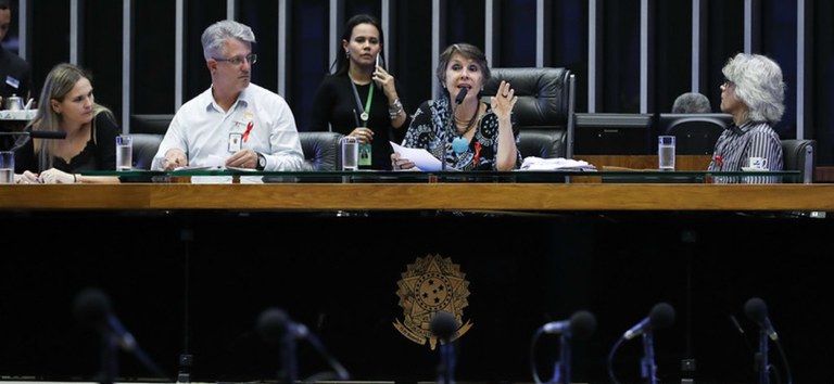 Câmara dos Deputados: CNS participa de sessão solene em homenagem ao Dia Mundial de Luta contra a Aids