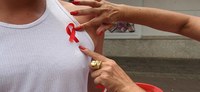 Dezembro vermelho alerta sobre efeitos da pandemia nas políticas para pessoas que convivem com HIV/AIDS