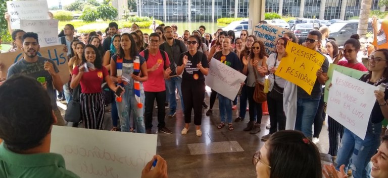 manifestação por reajuste na bolsa salário.jpg