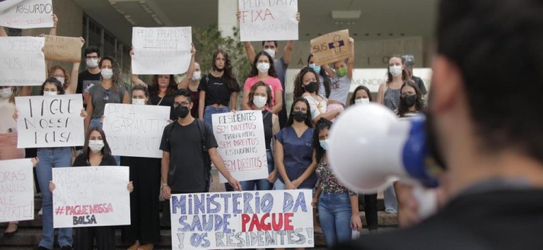 NOTA DE REPÚDIO: CNS cobra dos ministérios da Educação e da Saúde pagamento das bolsas-auxílio de Residentes em Saúde