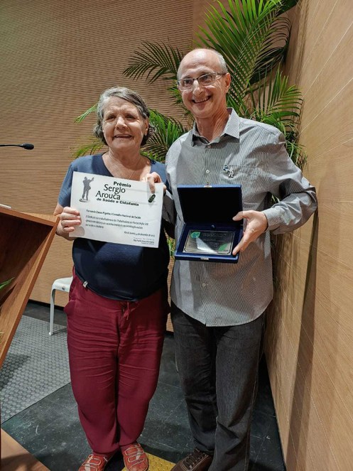 Pigatto recebeu o prêmio e o diploma das mãos de Lúcia Souto.jpg