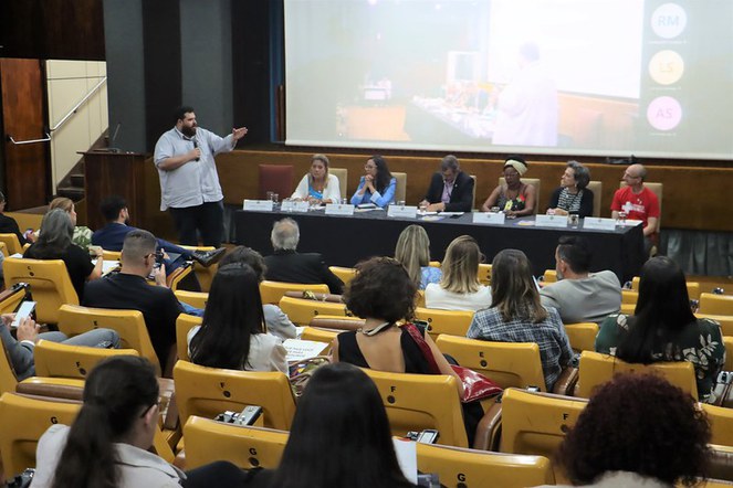 Palestrante na reunião sobre as conferências nacionais pós-bolsonarismo.jpg