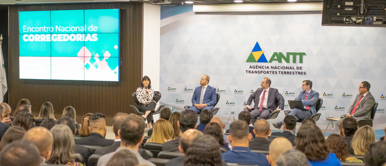 O ministro da CGU, Vinícius Marques de Carvalho, a secretária-executiva, Vânia Vieira, e o corregedor-geral da União, Ricardo Wagner de Araújo, participaram da abertura do encontro - Foto: Adalberto Carvalho - ASCOM/CGU