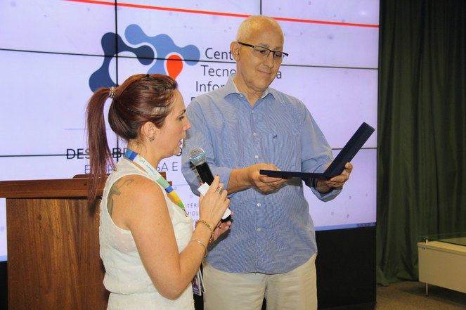 Juliana Daguano, servidora indicada pelo MCTI para a nova diretoria da Unidade de Pesquisa, entrega placa de homenagem ao Jorge Silva