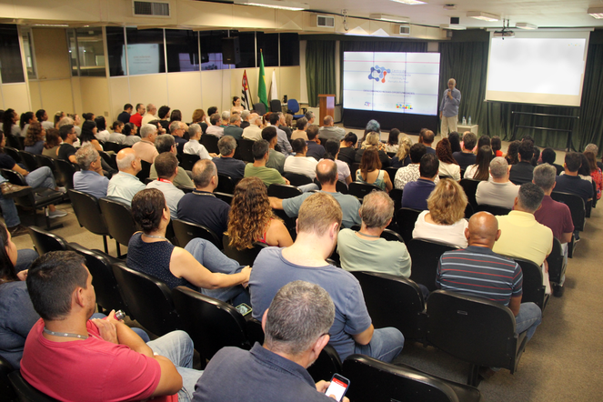 Diretor Jorge Silva durante fala no evento