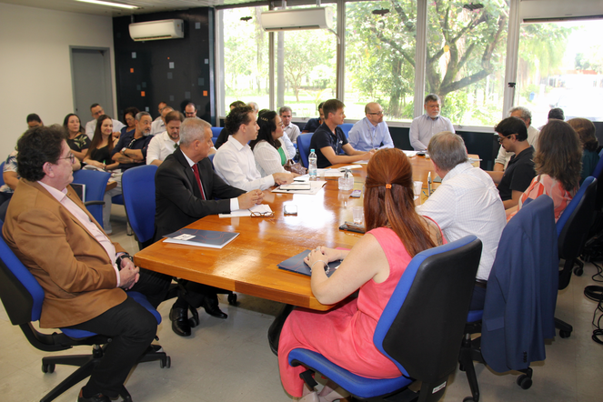 Convidados do evento em reunião no CTI